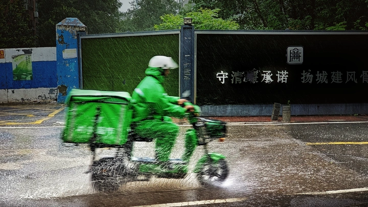 风雨兼程外卖小哥