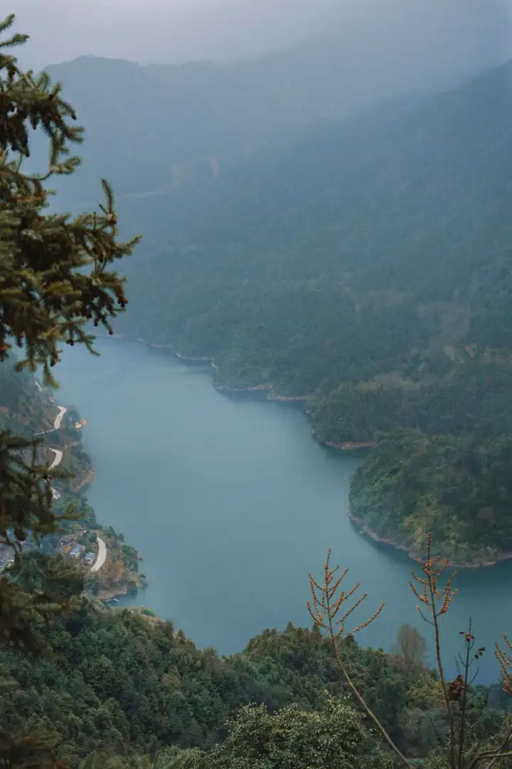 河流缓缓