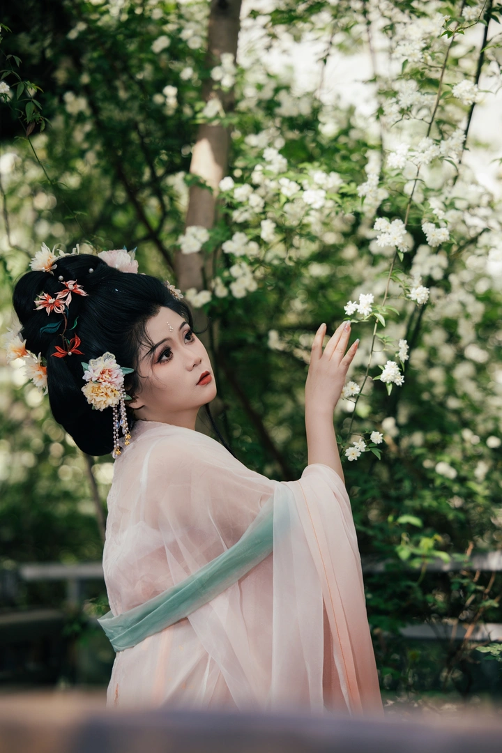 芥子园木香花汉服美女写真