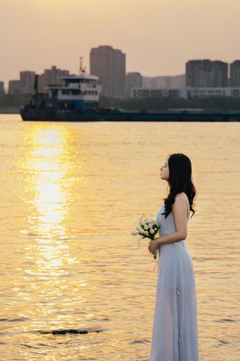 锈迹与柔光 | 长江畔的夕照少女