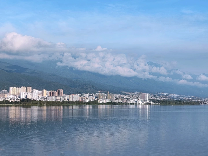 云起洱海苍山巅