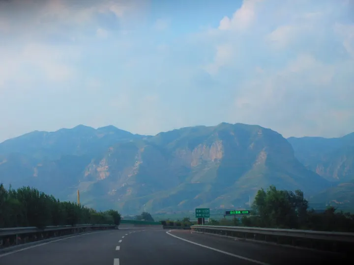 高速公路与高山