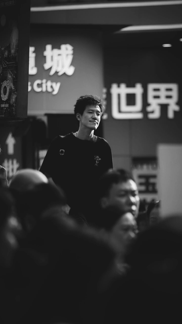 鹤立鸡群