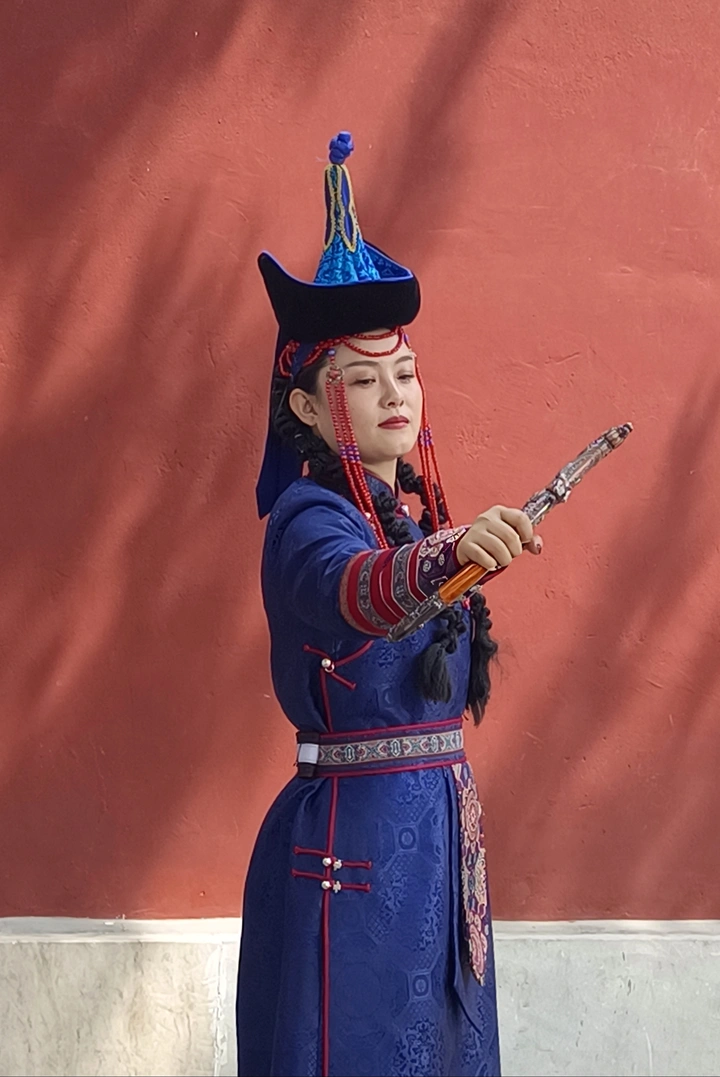 网红墙下的盛装美女