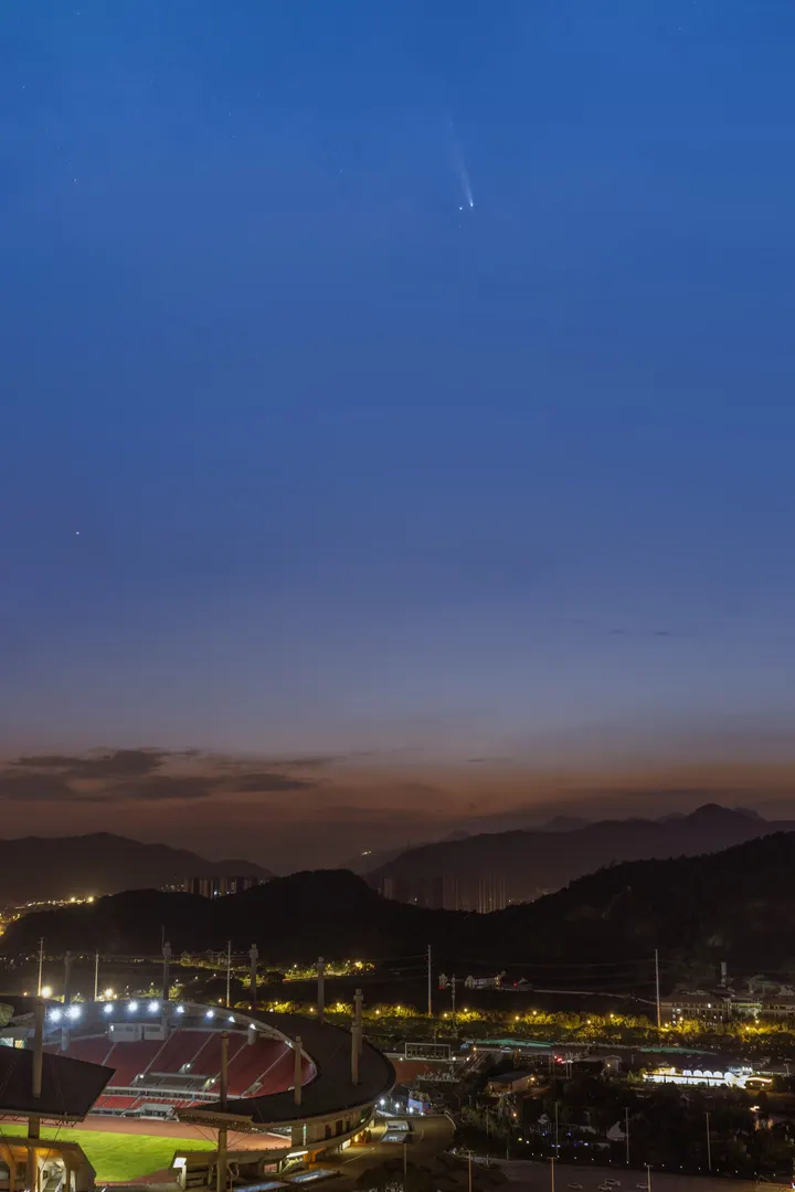 彗星拖尾划过台州人间灯火