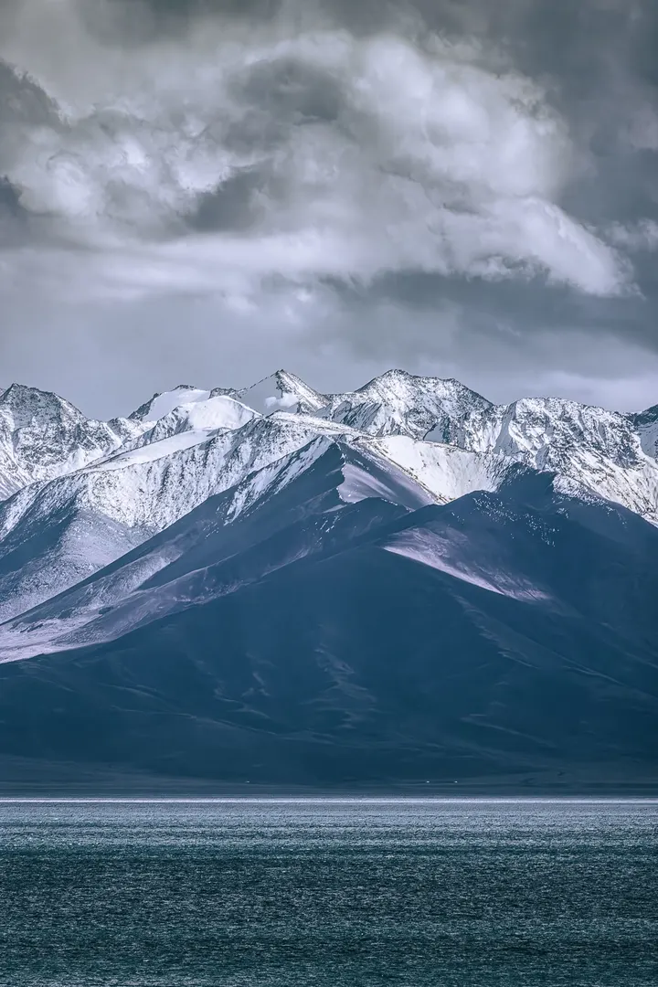 云垂雪岭，圣湖收尽半壁苍冥