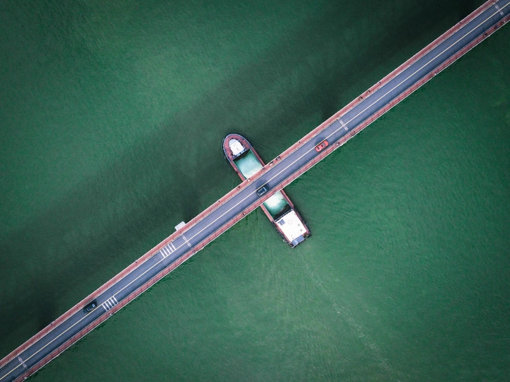 绿波上的十字奏鸣