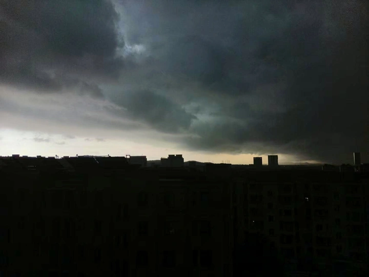 云层密雨