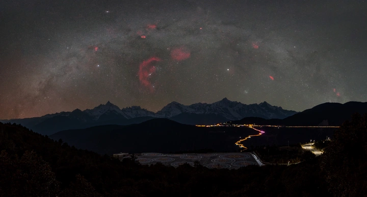 星照梅里十三峰