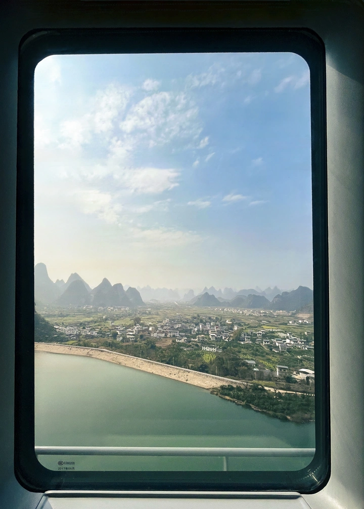 车窗的桂林山水