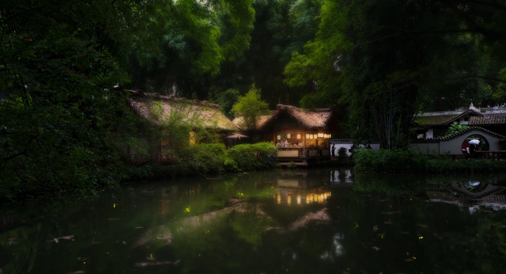 萤火虫在飞舞，雨后杜甫草堂