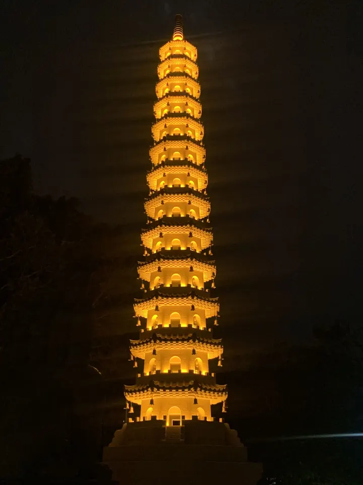 发光的塔