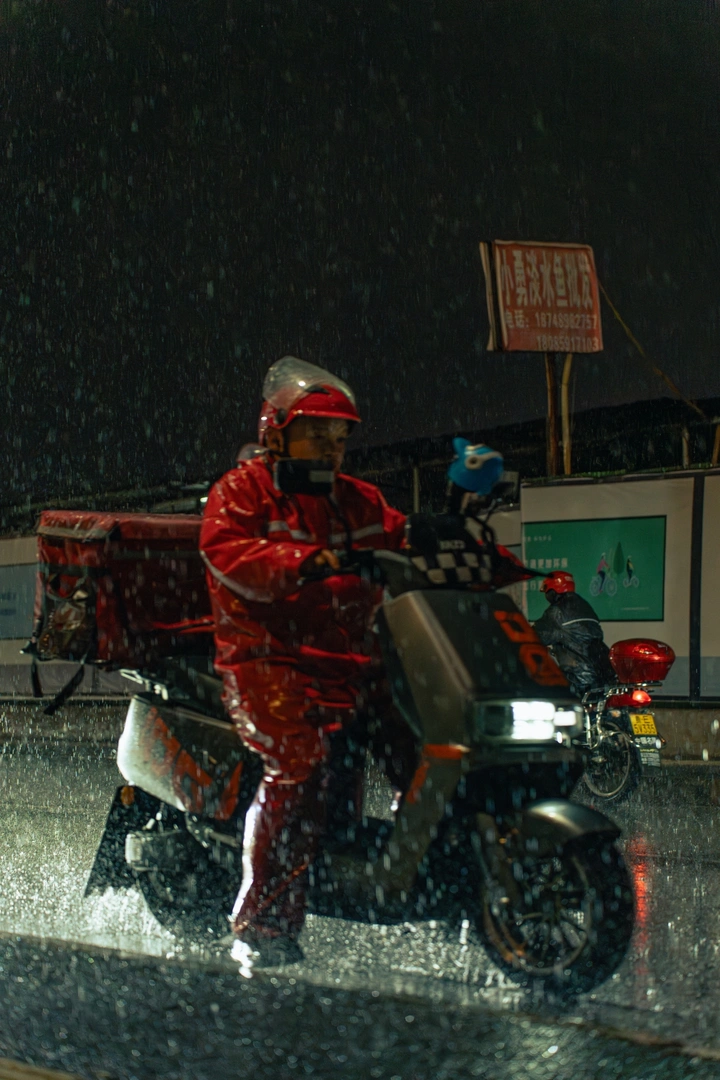 有人被困在雨里，有人在屋中赏雨