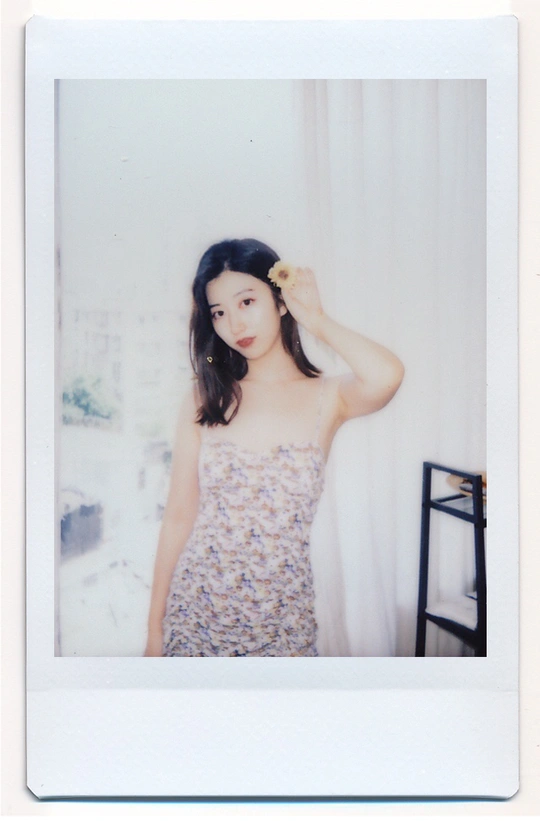 一位年轻女子穿着白色连衣裙正在梳理她的头发