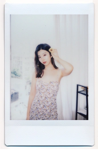 一位年轻女子穿着白色连衣裙正在梳理她的头发