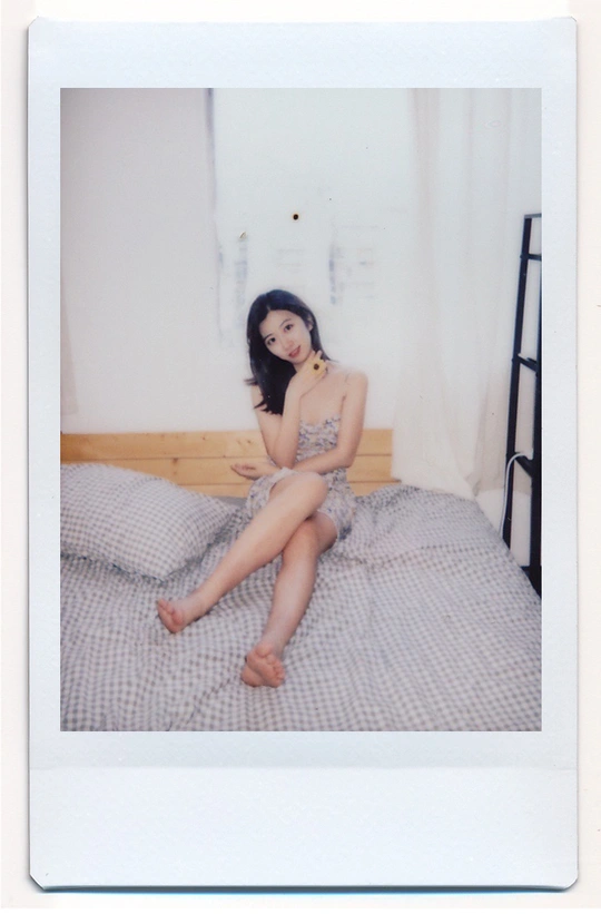 一位年轻女子躺在床上的一幅画