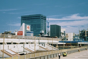 一个人在城市里骑滑板车 周围有高楼大厦。