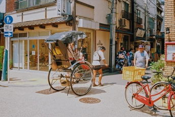 一辆停在建筑物旁边街道上的红色自行车