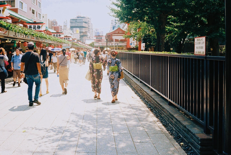 人们在街上的桥上走