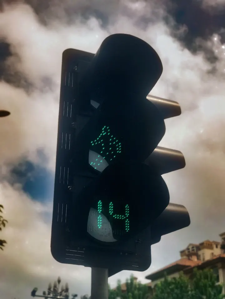 《绿灯闪烁间的时光》