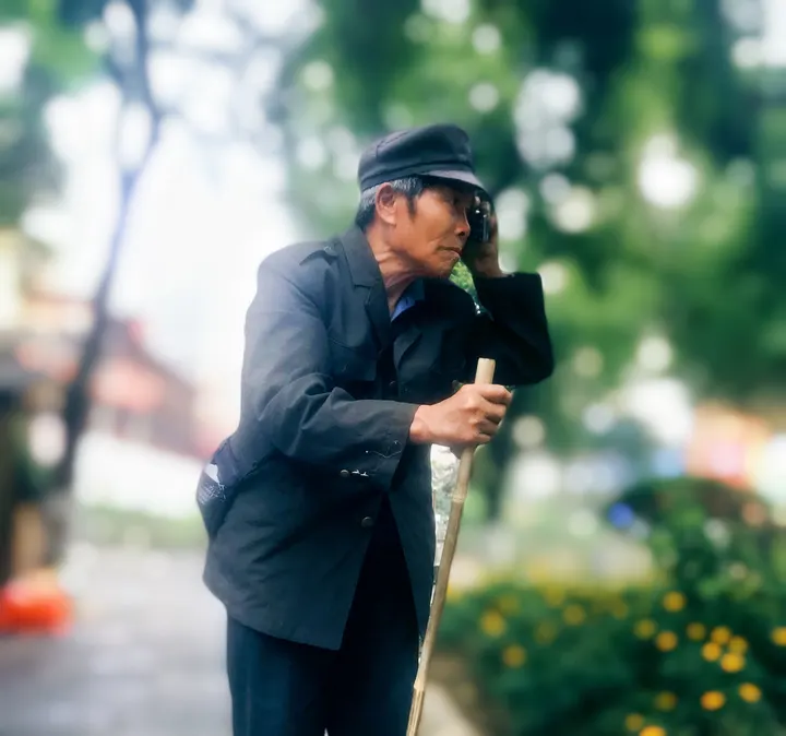 《街边通话的持杖老人》