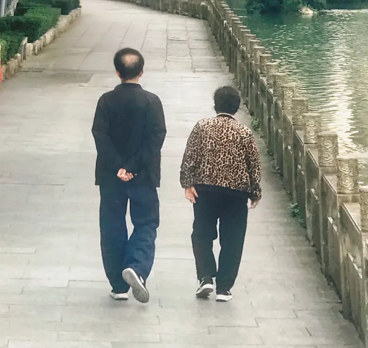 《两代人的并肩时光》