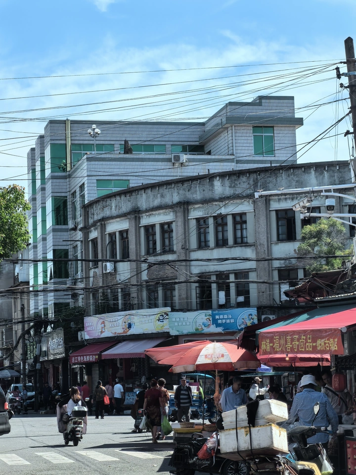 小镇闹市