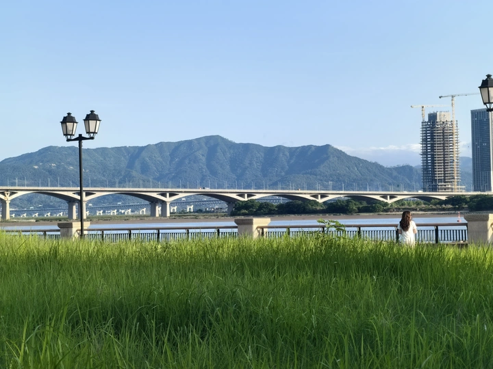 在城市的远郊遇见江河湖海和山林