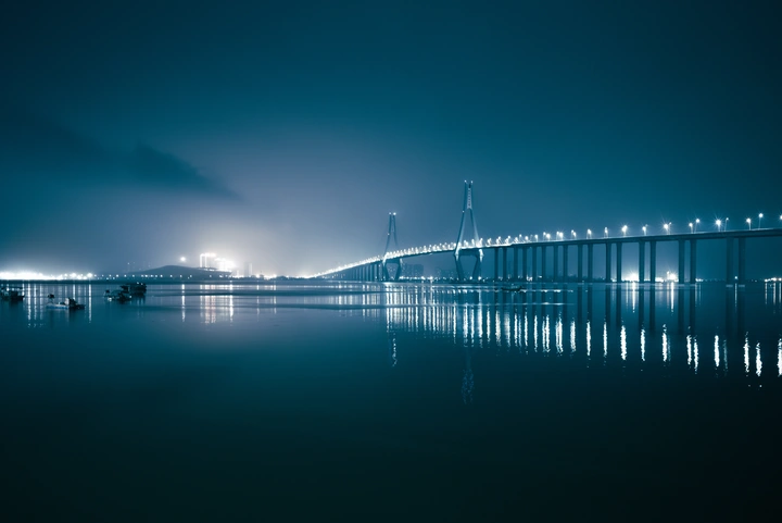 夜幕下的海湾大桥