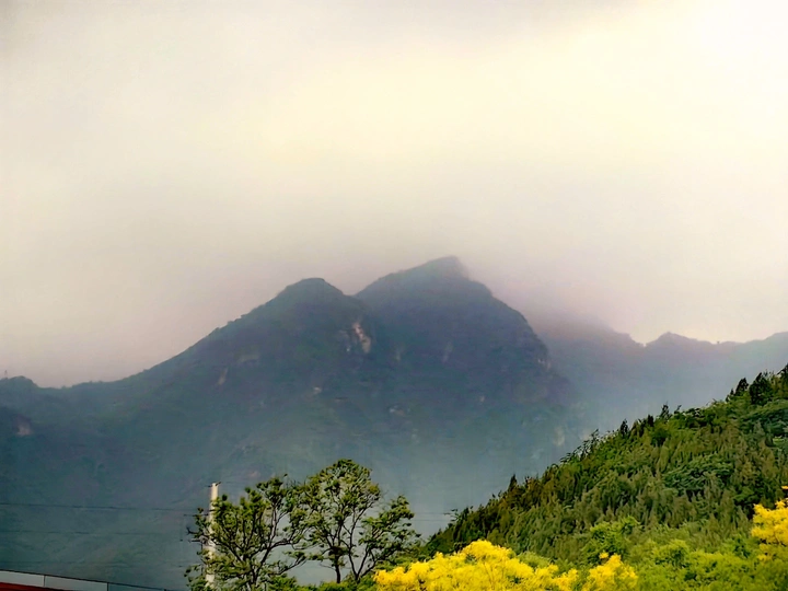 雾锁西山