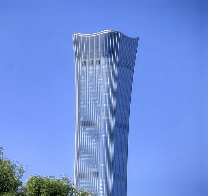 蓝天下  .  中国尊