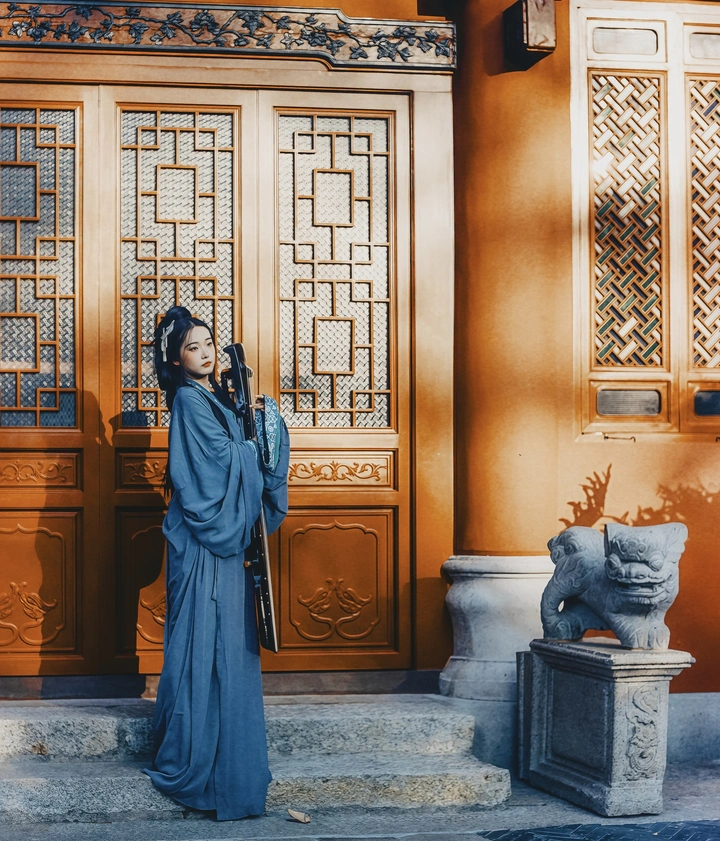 红墙与蓝色战国袍