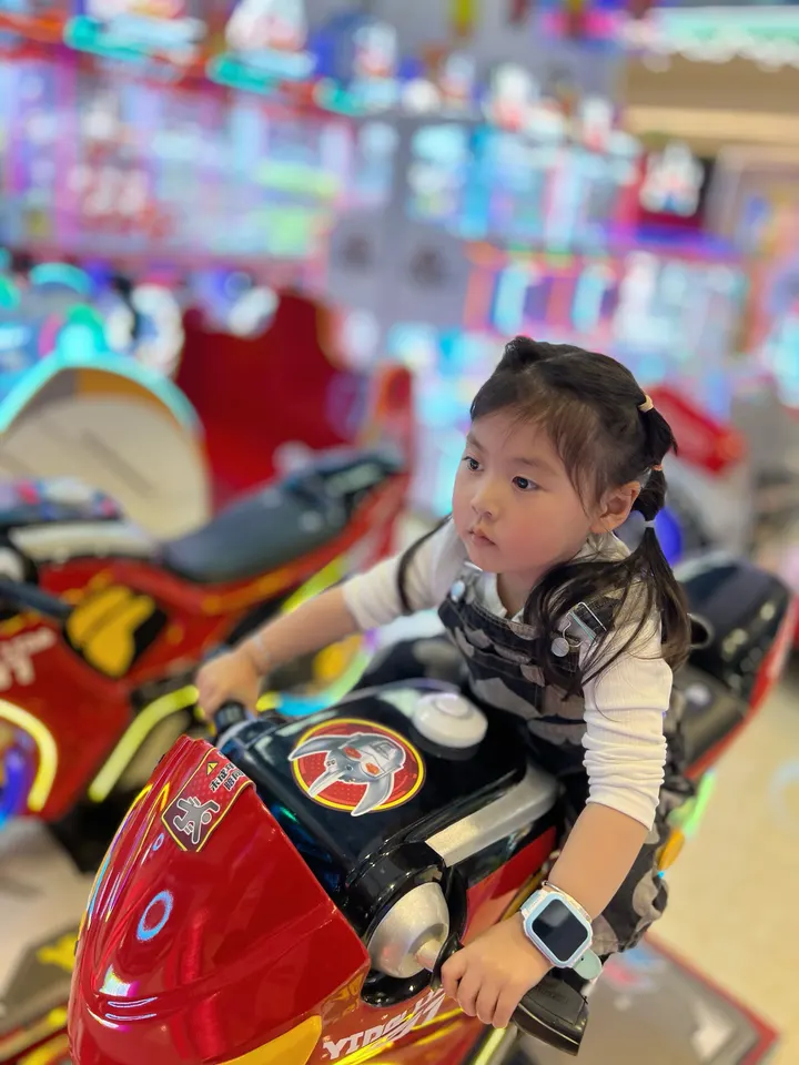 小盆友骑摩托