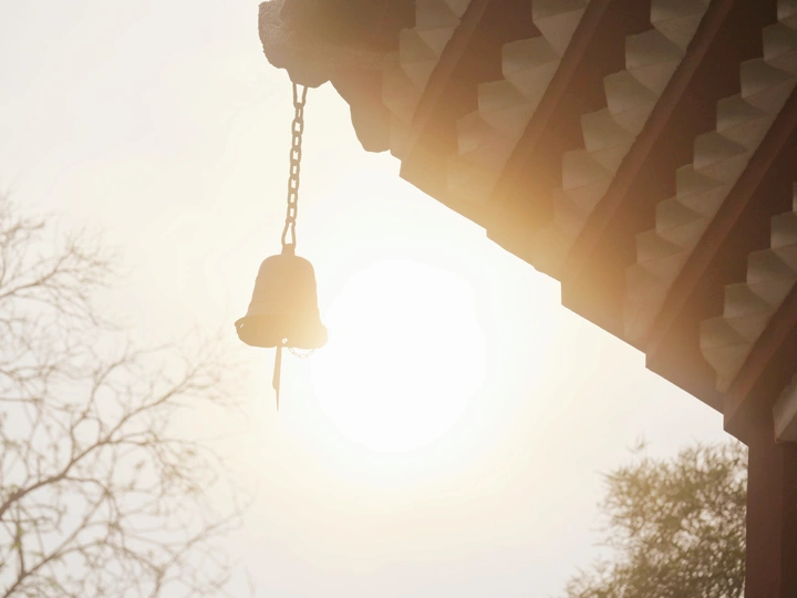 夕阳中的铜铃
