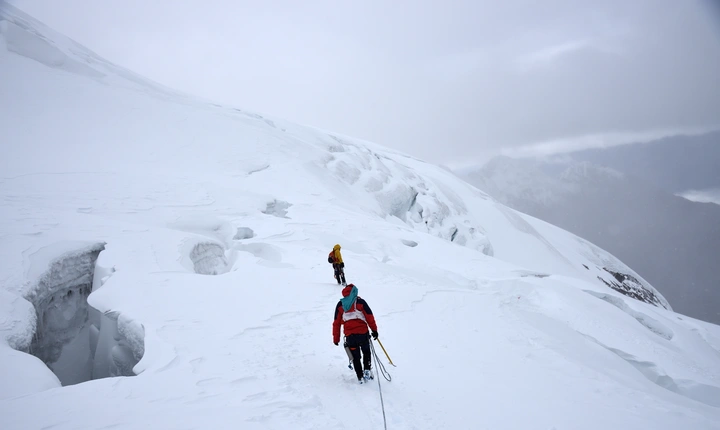 金银山雪山上的冰川和冰裂缝
