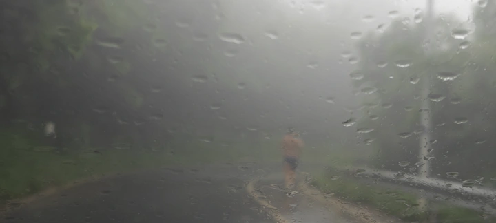 在雨中