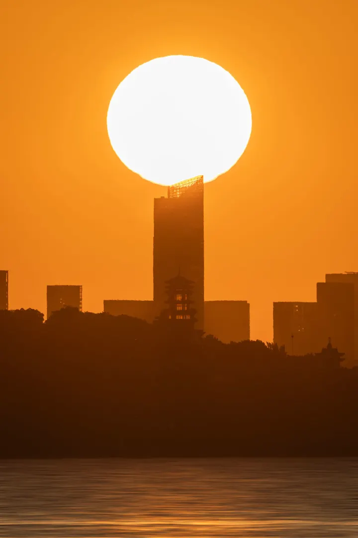隔湖观日出