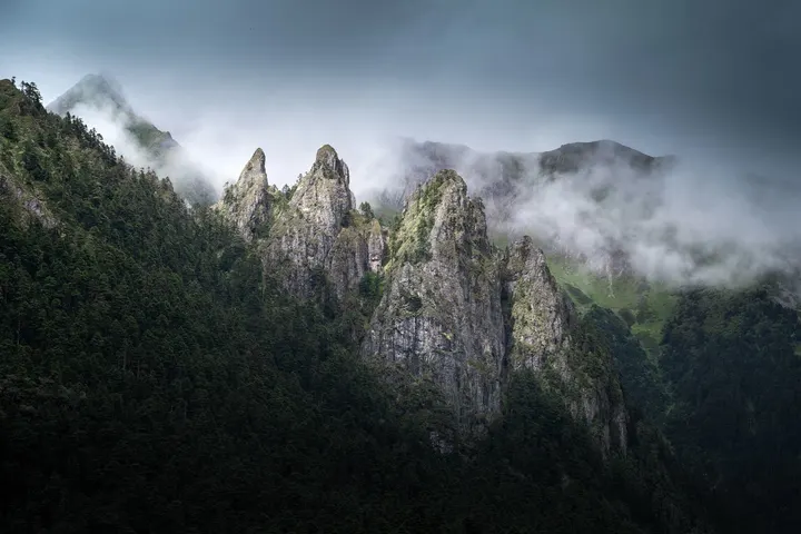 南极洛三号湖边的山峰