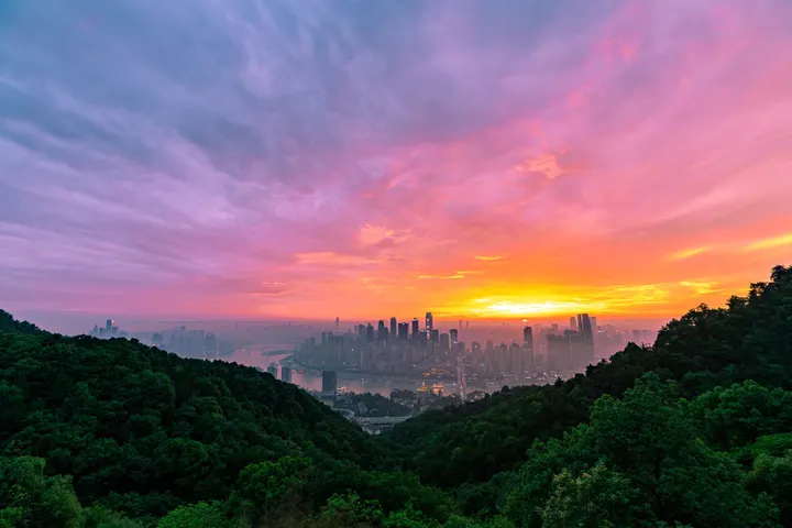 雾绕山城的世纪霞辉