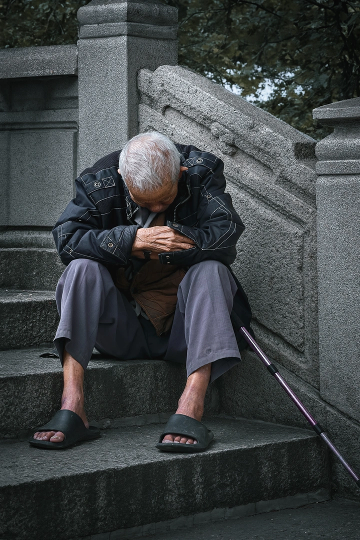 《拐杖与归途》