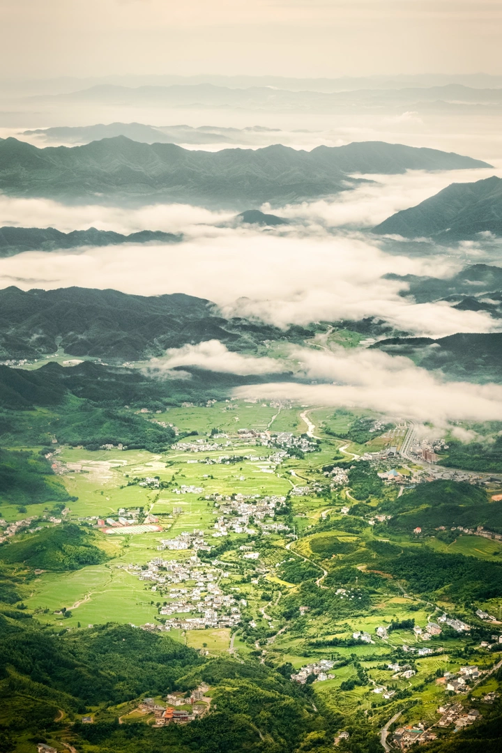 雾隐山居图