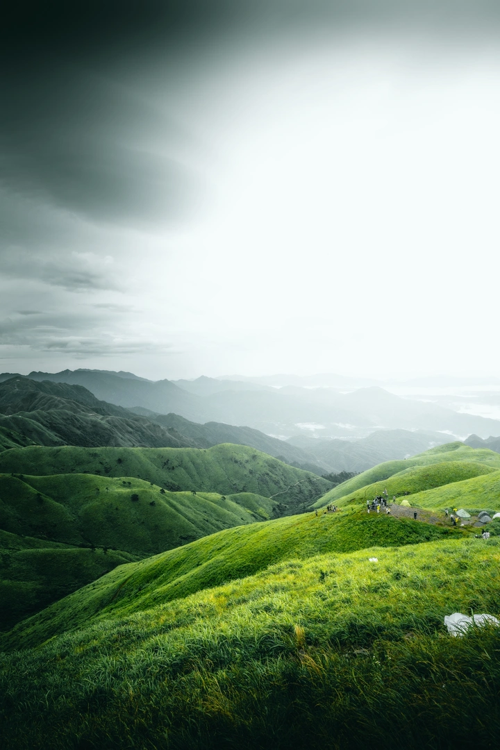 雾山草坡上，有人搭了帐篷