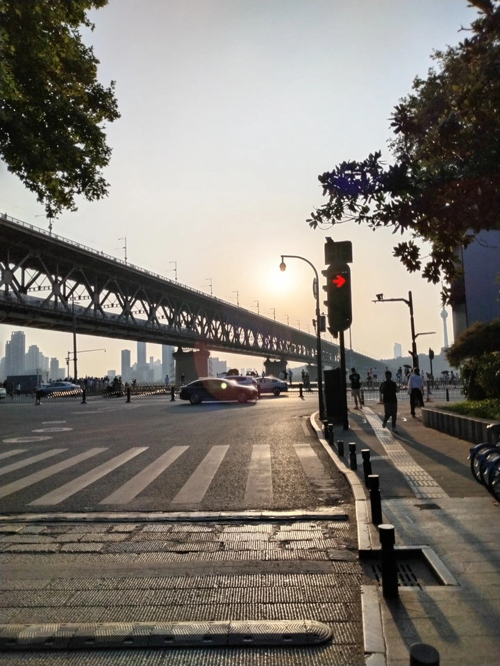 路灯(太阳)下的民主路口