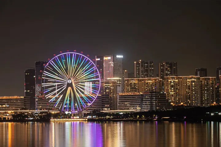 夜幕下的欢乐港湾
