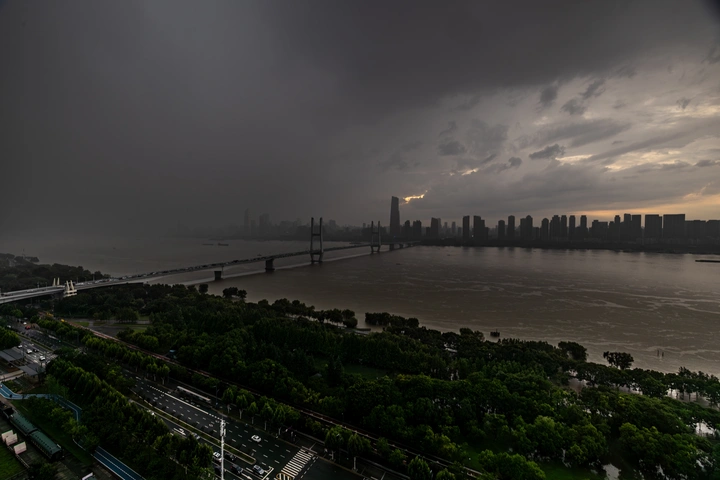 风雨雷电快快现身