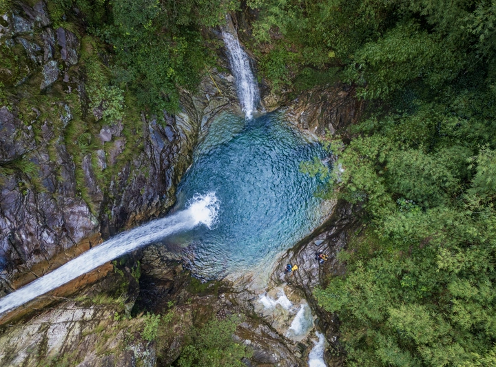 沉浸于英德大山的深潭里