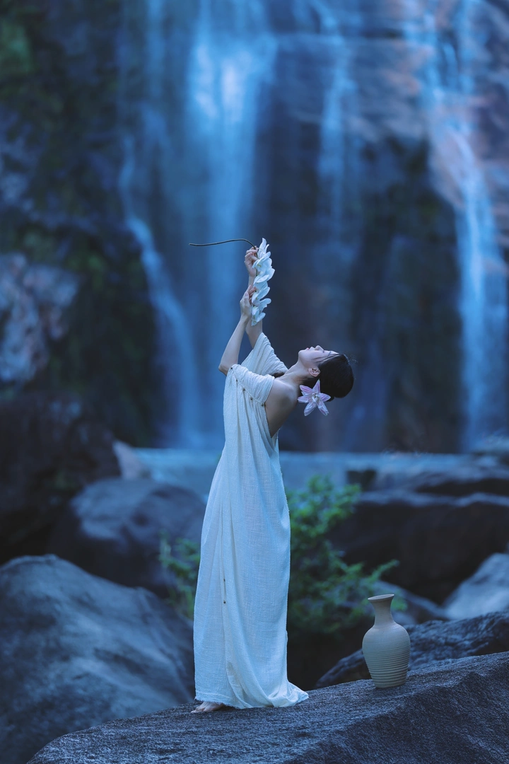 素衣·瀑影·幽思