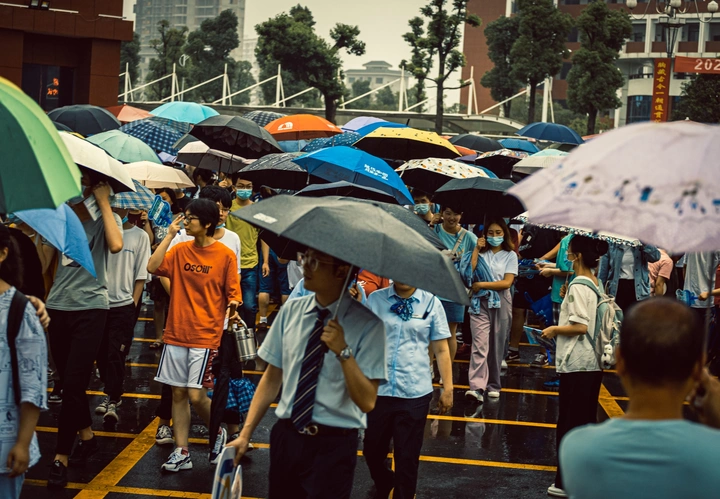 高考校门外