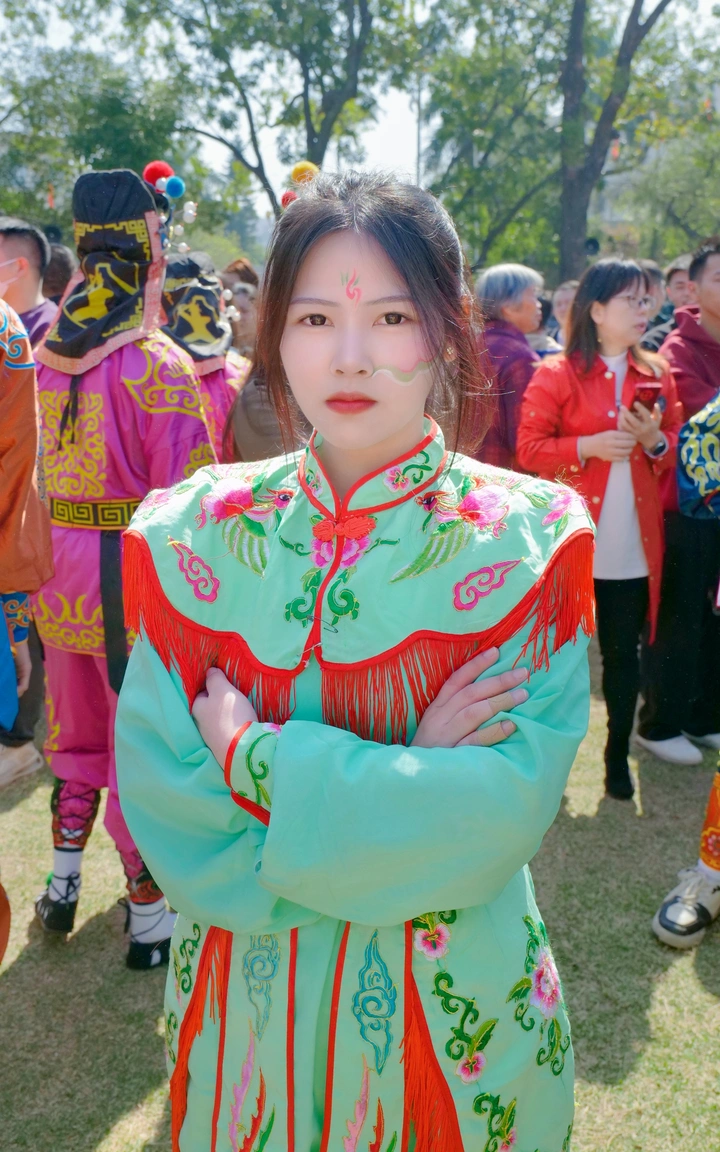 “花木兰”女孩也可以跳英歌舞