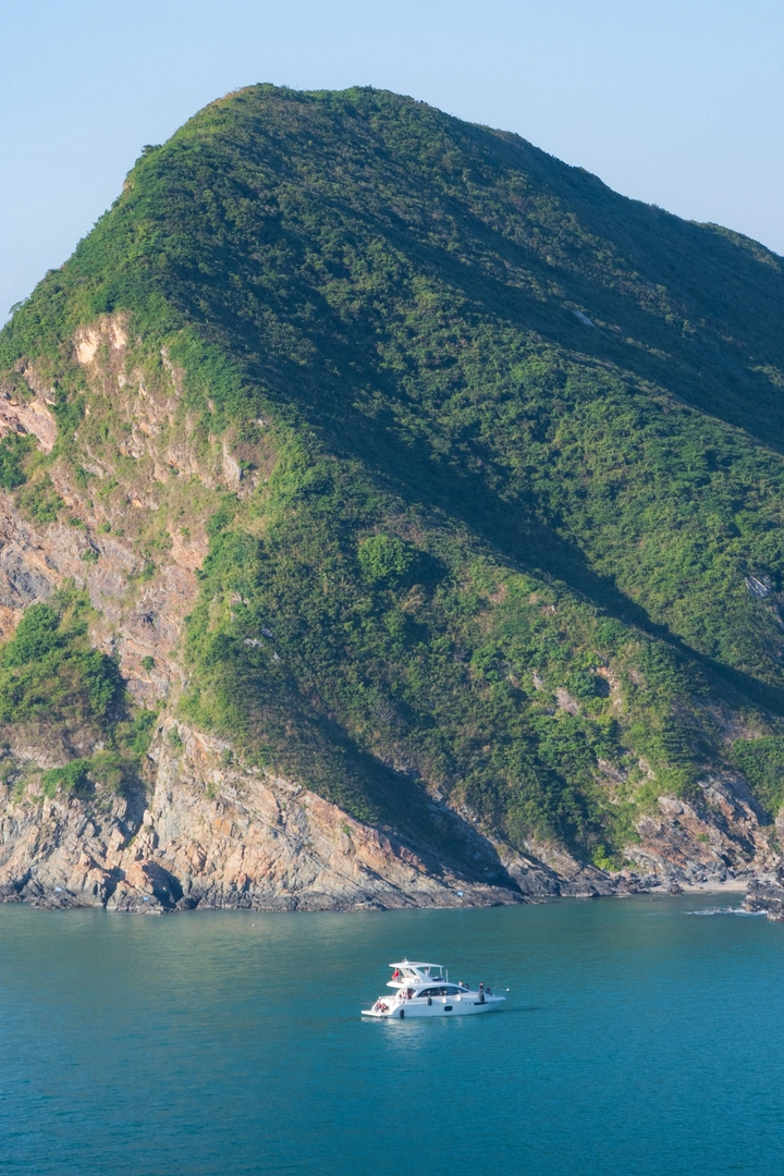 巍峨海岛前的小船